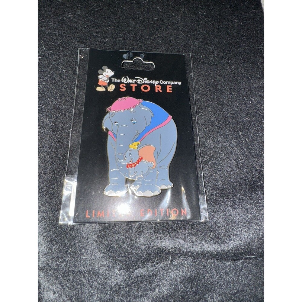 Disney D23 Expo 2024 WDCS DEC Hugs Are The Best Pin Dumbo Mrs Jumbo LE 400